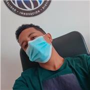 Profe didáctico con ganas de enseñar a jóvenes sobre la administración